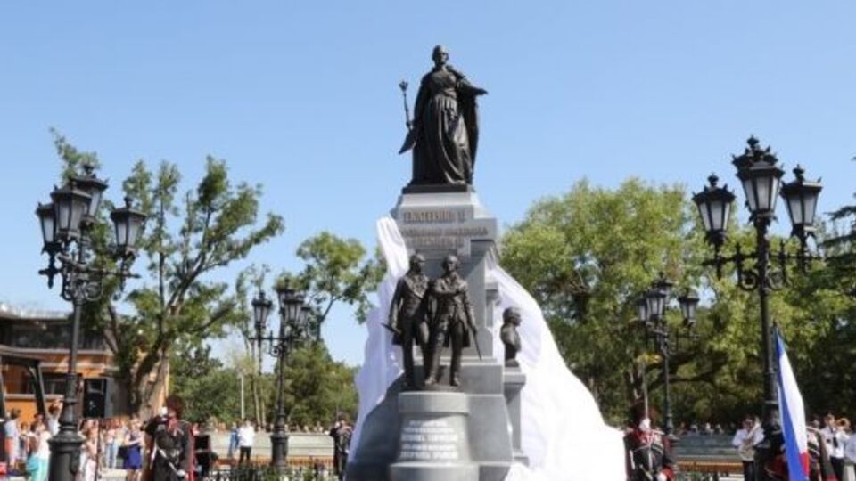 Памятник установили в Центральном парке Симферополя