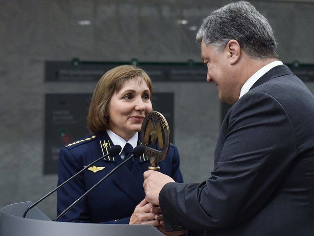 Порошенко вручил символический ключ начальнице станции