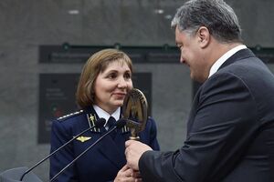 Порошенко вручил символический ключ начальнице станции