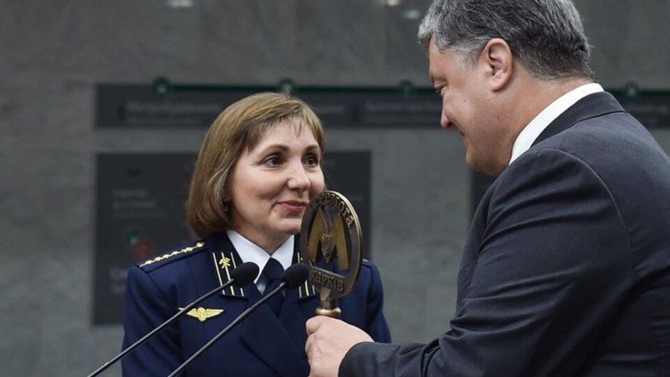 Порошенко вручил символический ключ начальнице станции
