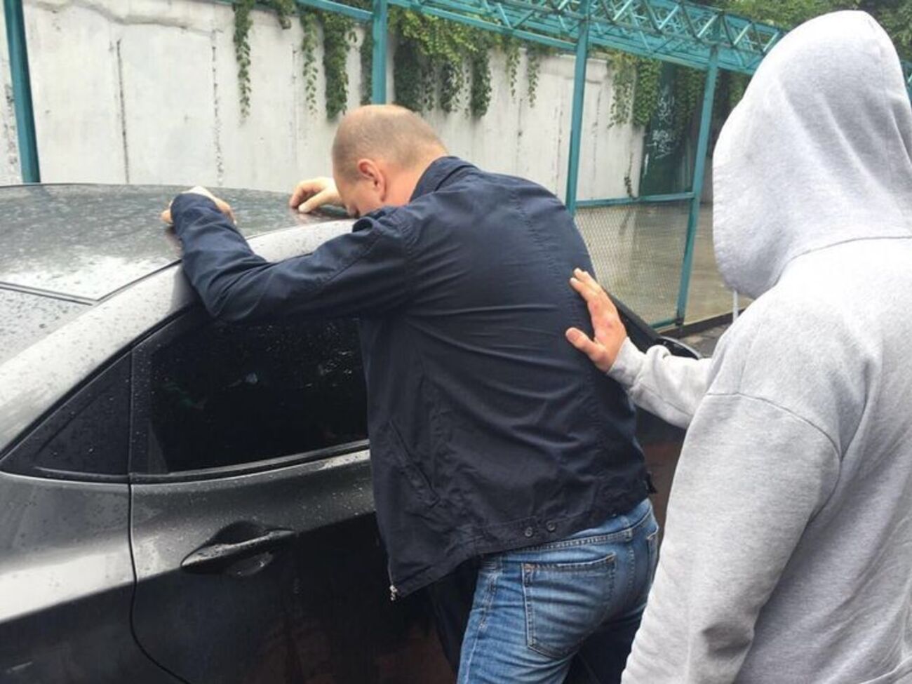 Правоохранители задержали госслужащего и посредника