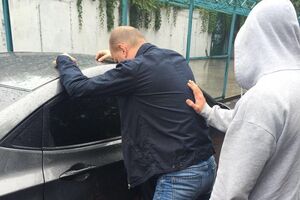 Правоохранители задержали госслужащего и посредника