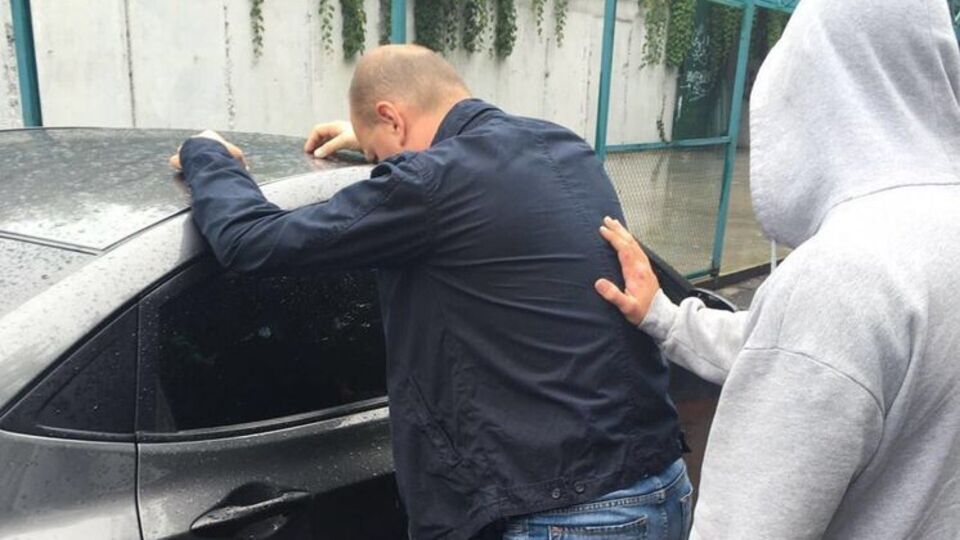 Правоохранители задержали госслужащего и посредника