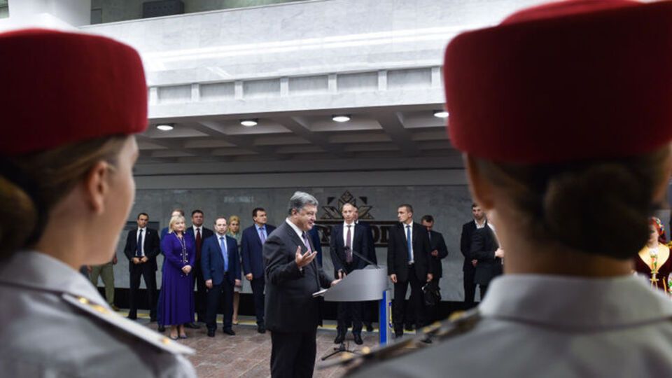 Порошенко открыл в Харькове станцию метро и филармонию. Фоторепортаж