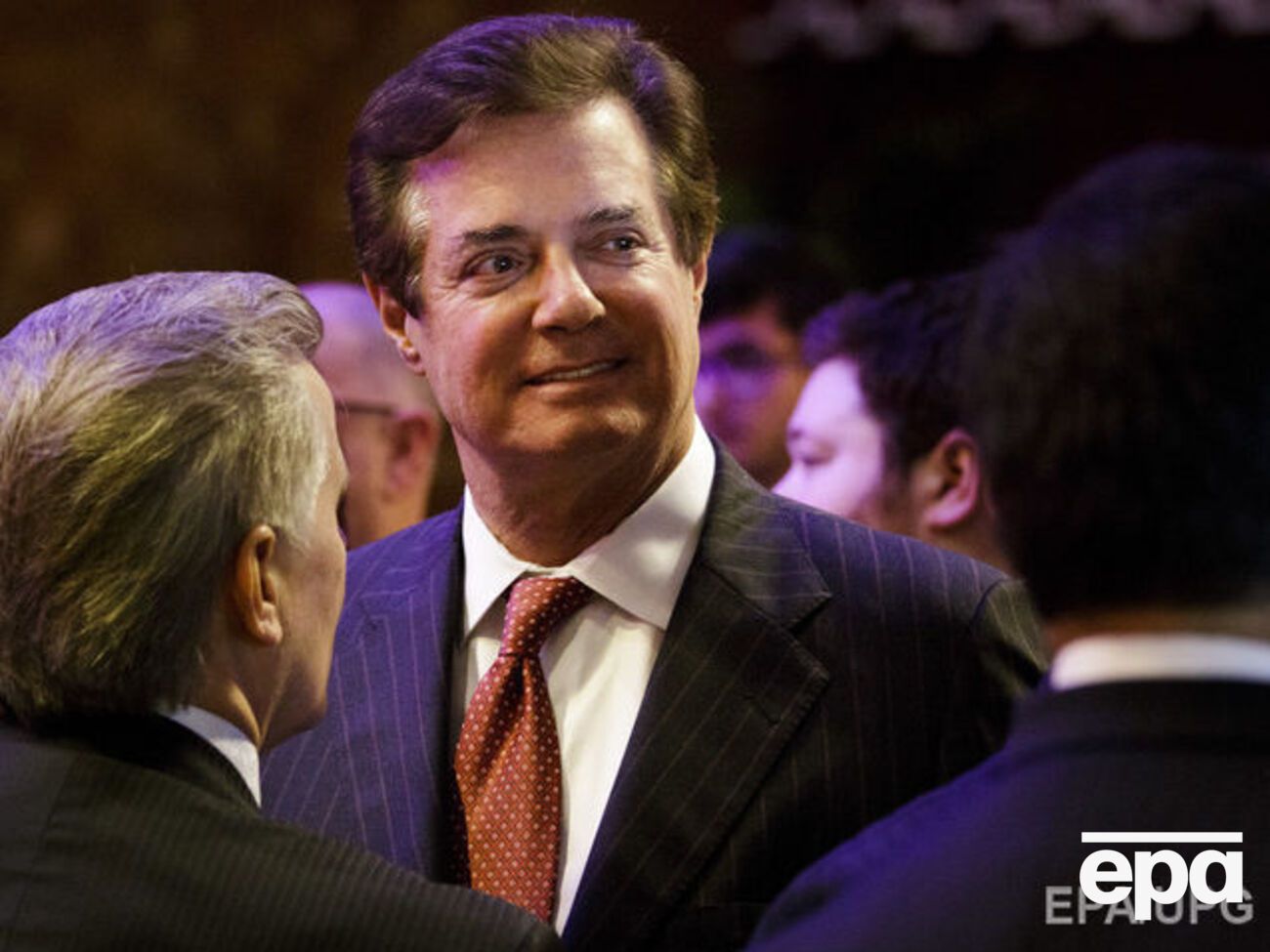 Манафорт (на фото в центре) сегодня утром подал в отставку