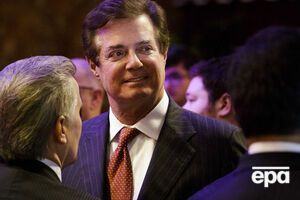 Манафорт (на фото в центре) сегодня утром подал в отставку