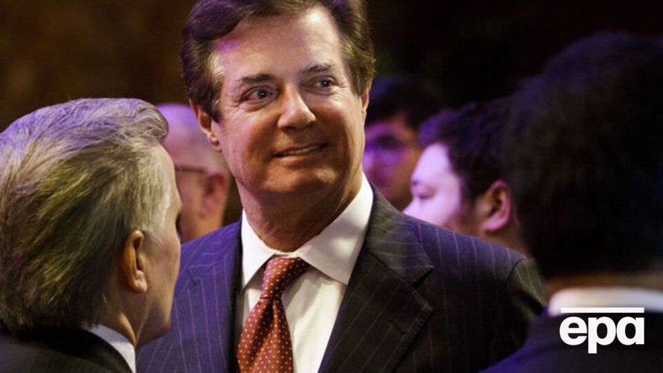 Манафорт (на фото в центре) сегодня утром подал в отставку