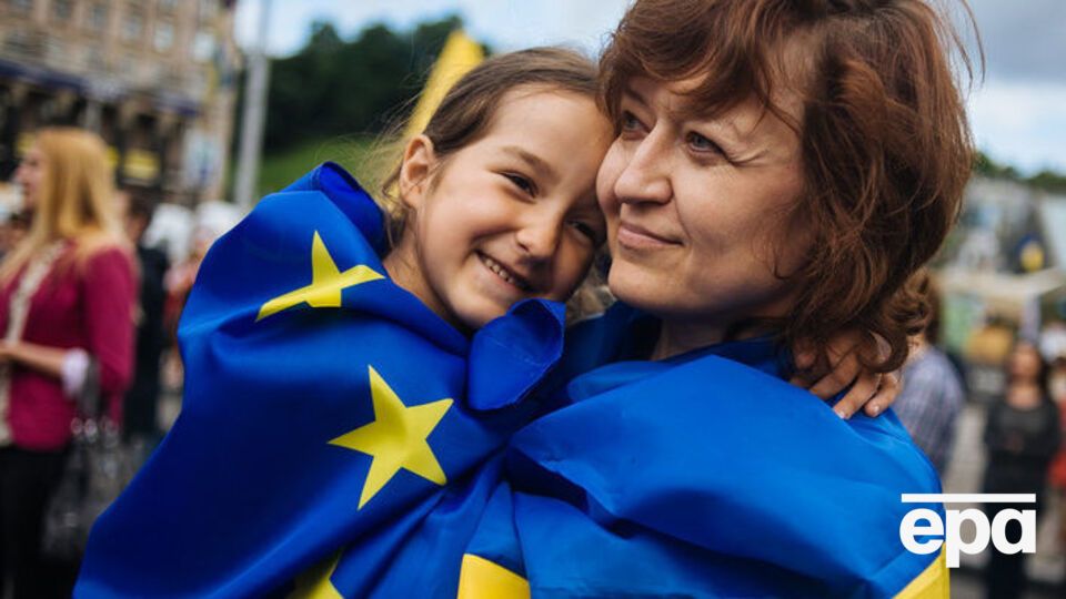 Молодые украинцы "не отделяют себя от независимой Украины, они – ее часть", заявила социолог Елена Злобина