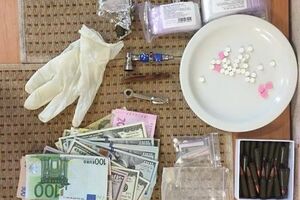 У подозреваемых нашли доллары, психотропы, наркотики, оружие и боеприпасы