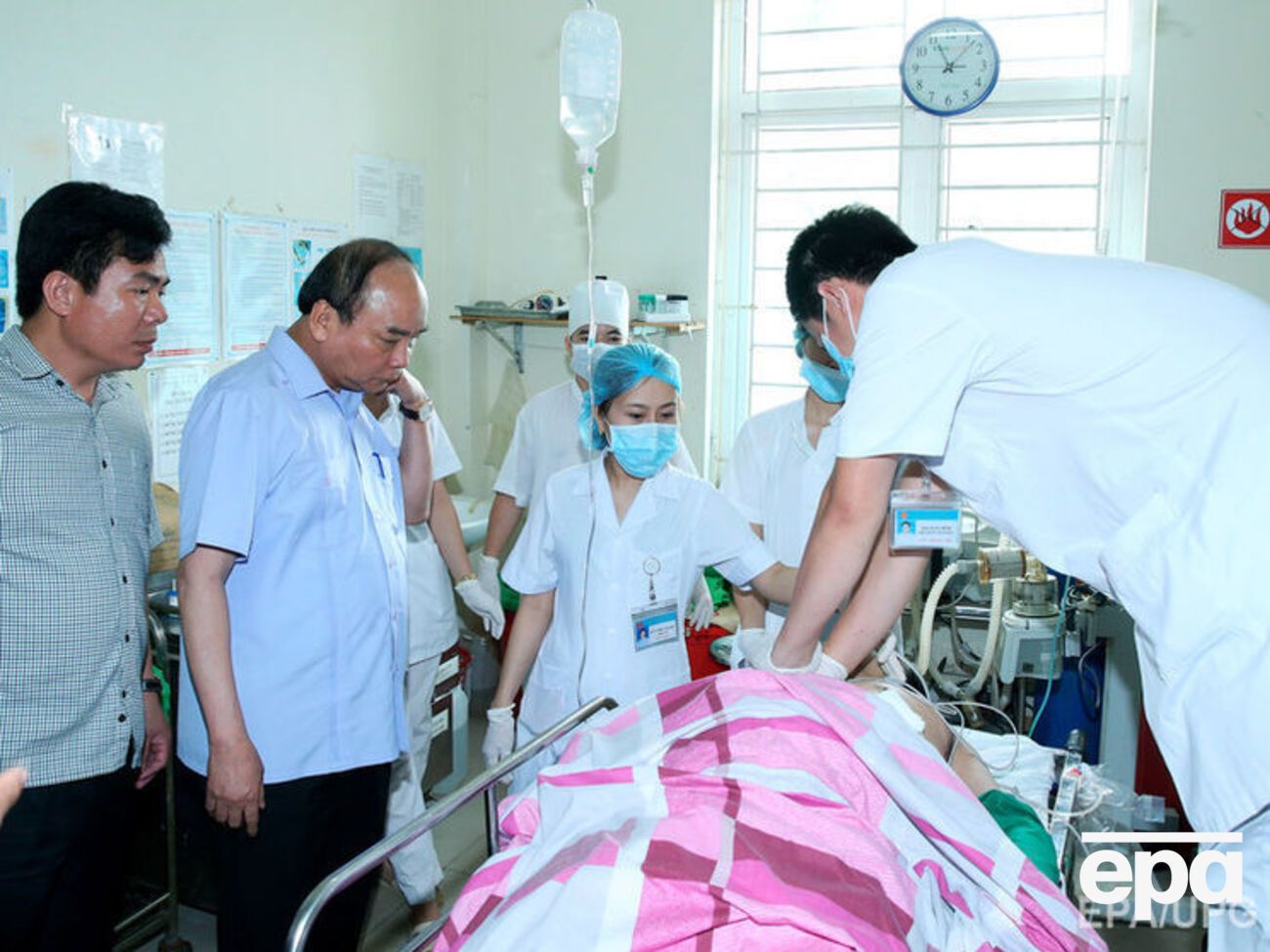 Премьер Вьетнама Нгуен Суан Фук (второй слева) посетил больницу, в которой пытались спасти жизни раненых