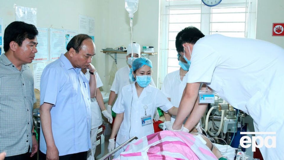 Премьер Вьетнама Нгуен Суан Фук (второй слева) посетил больницу, в которой пытались спасти жизни раненых