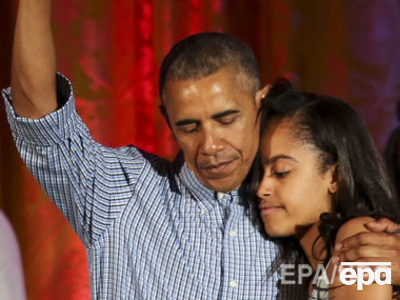 Малия Обама (справа на фото) исполнила откровенный танец