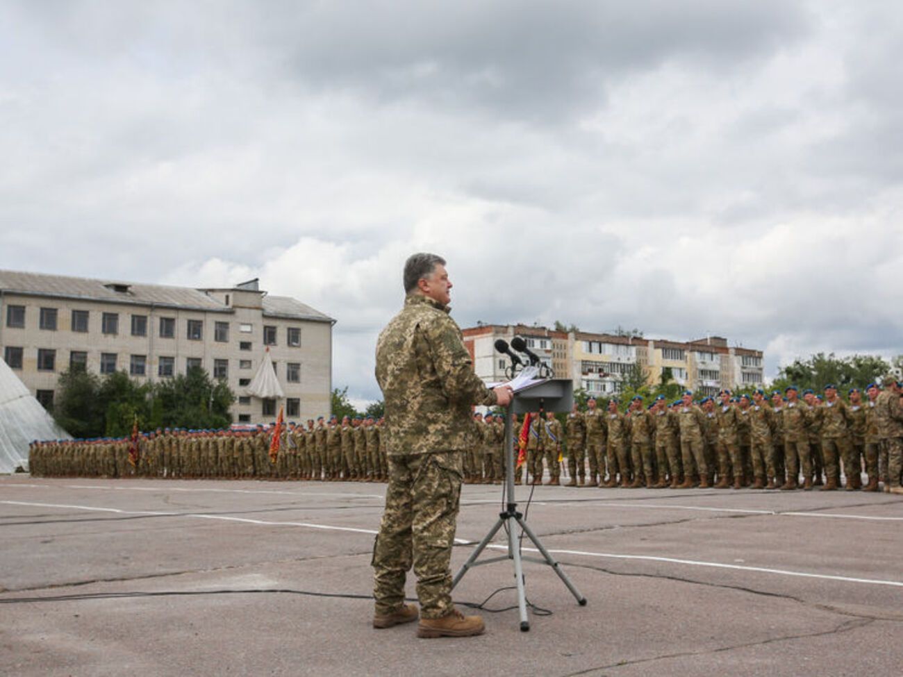 Порошенко посетил учебный центр десантных войск