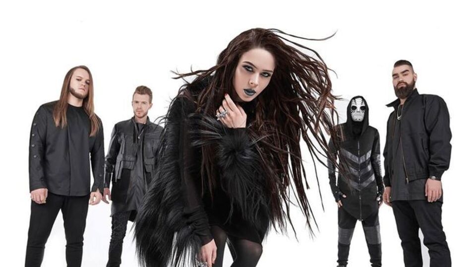 Санина с синей помадой на губах снялась в клипе Perfection