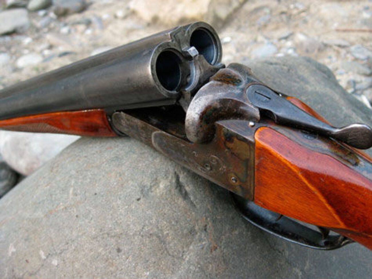 Полицейский проверял, является ли ружье заряженным