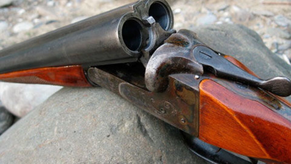 Полицейский проверял, является ли ружье заряженным