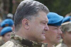 Петр Порошенко: Никто не отнимет право украинского народа отдавать честь, уважение украинским военным