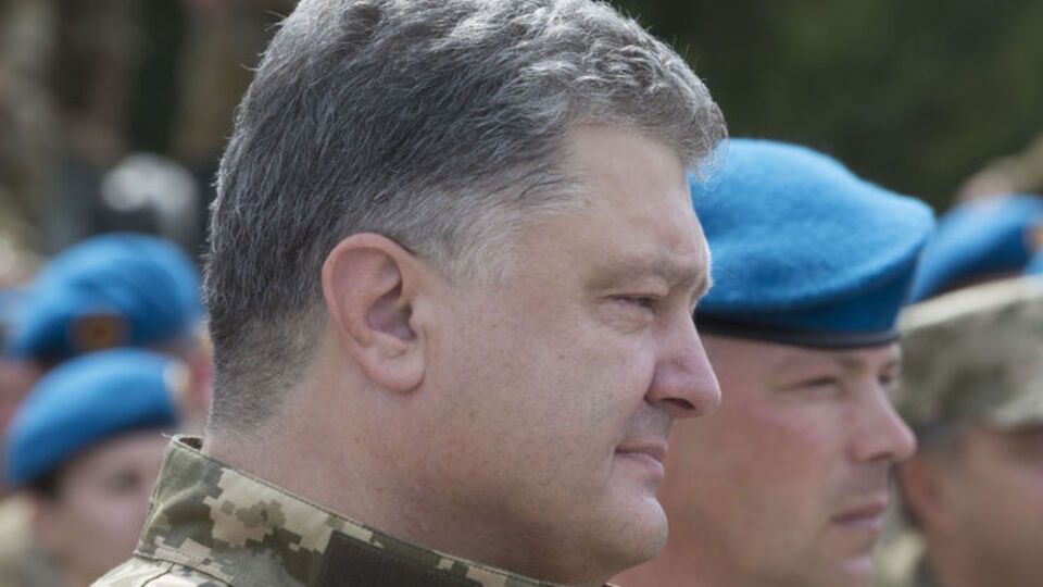 Петр Порошенко: Никто не отнимет право украинского народа отдавать честь, уважение украинским военным