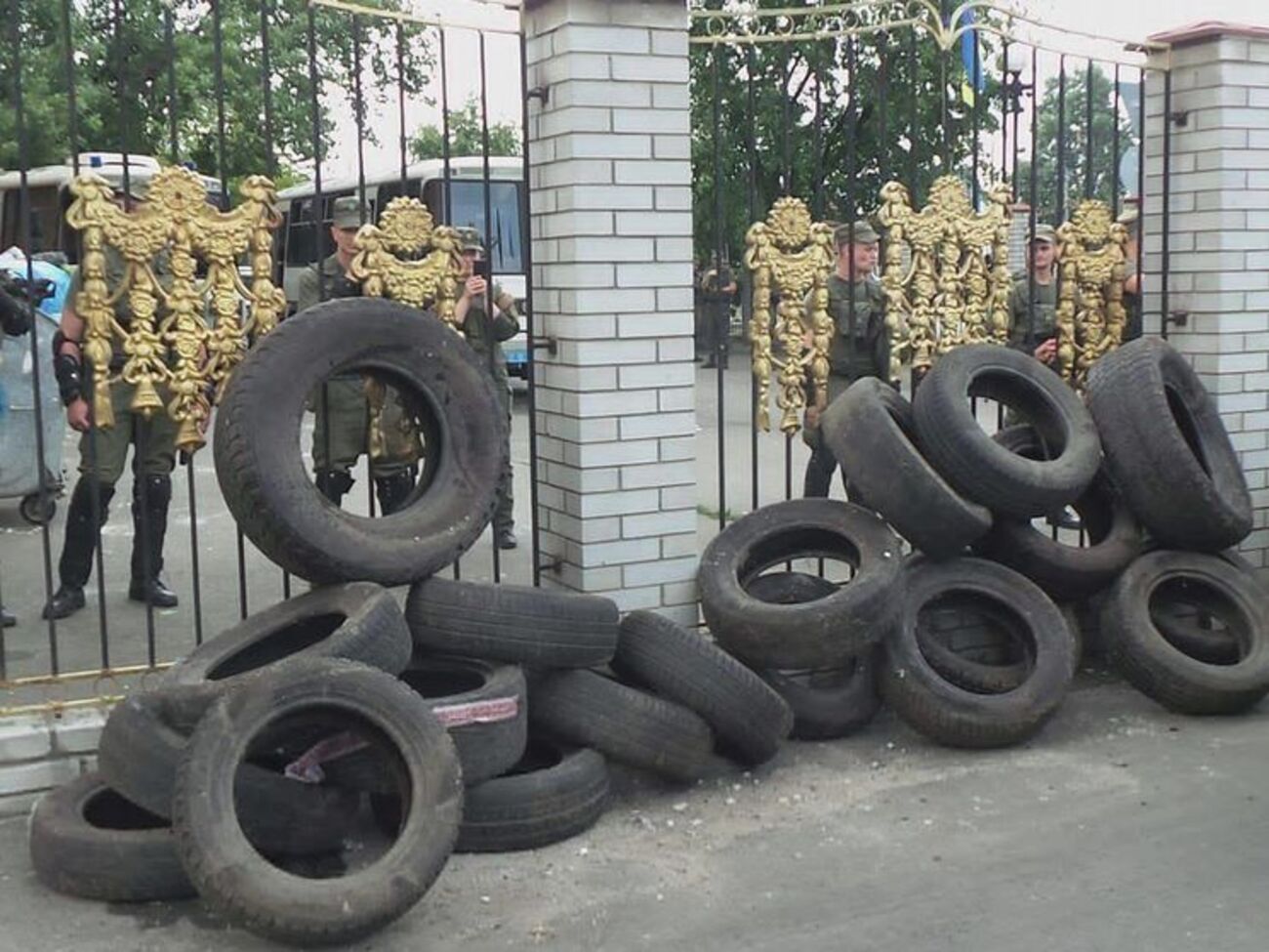 Полиция ведет переговоры с людьми, блокирующими суд