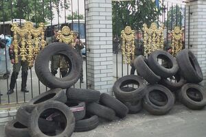 Полиция ведет переговоры с людьми, блокирующими суд