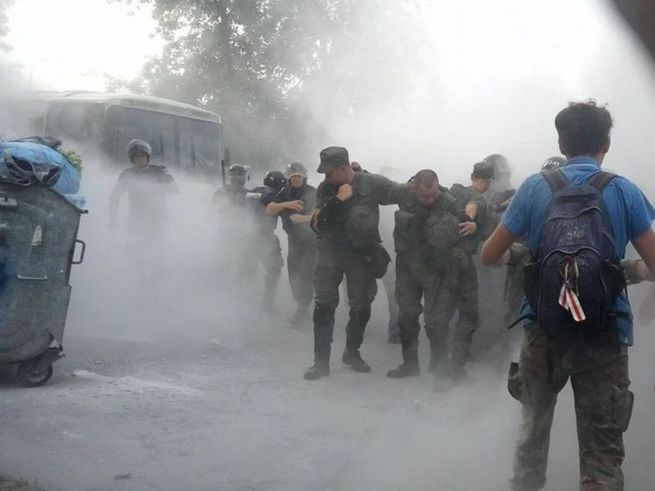 Под судом начались стычки