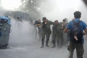 Под судом начались стычки