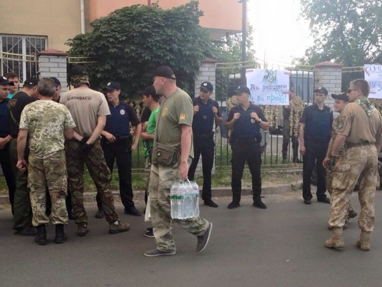 Представители добровольческих батальонов не собираются расходиться
