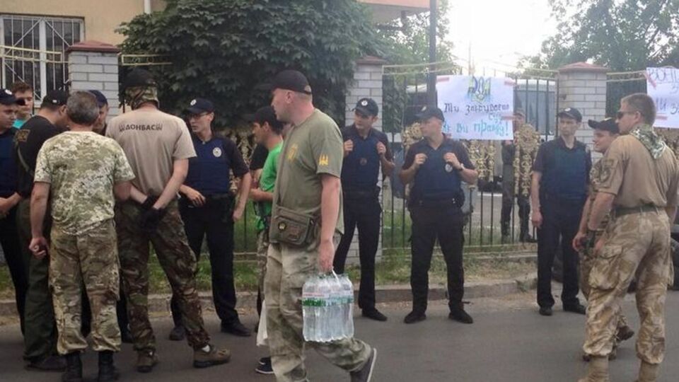 Представители добровольческих батальонов не собираются расходиться