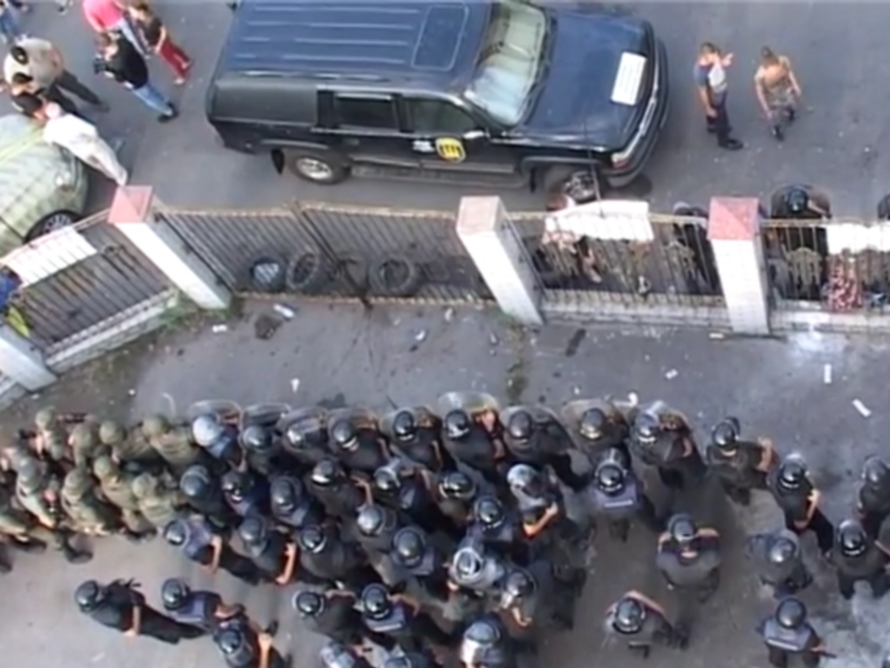 Под Оболонским райсудом произошли стычки между полицией и активистами