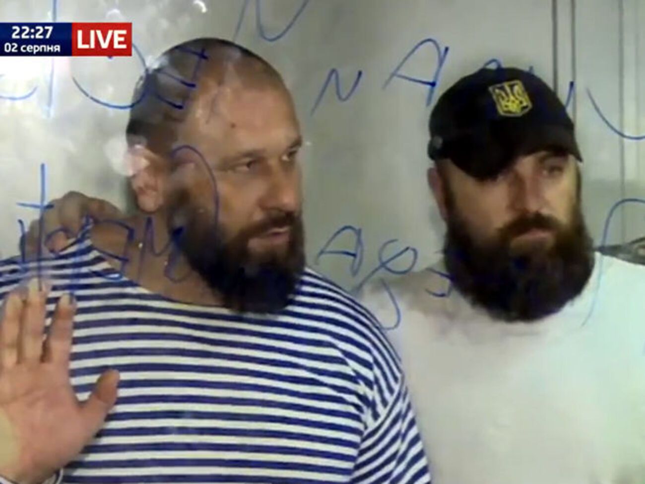 "Мы хотим, чтобы Матиос всей стране показал свою "доказательную базу" против "Торнадо".&nbsp;Командир "Торнадо" Руслан Онищенко и его зам Николай Цукур в стеклянной клетке Оболонского суда