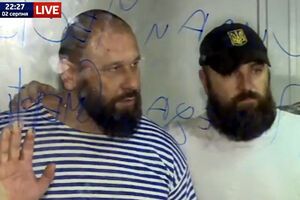 "Мы хотим, чтобы Матиос всей стране показал свою "доказательную базу" против "Торнадо". Командир "Торнадо" Руслан Онищенко и его зам Николай Цукур в стеклянной клетке Оболонского суда