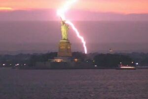 Молния ударила в статую Свободы