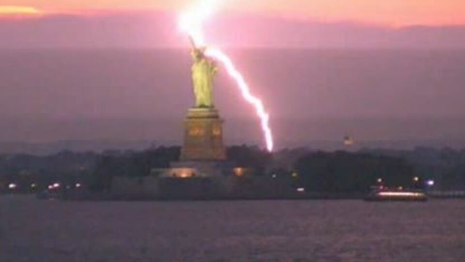 Молния ударила в статую Свободы