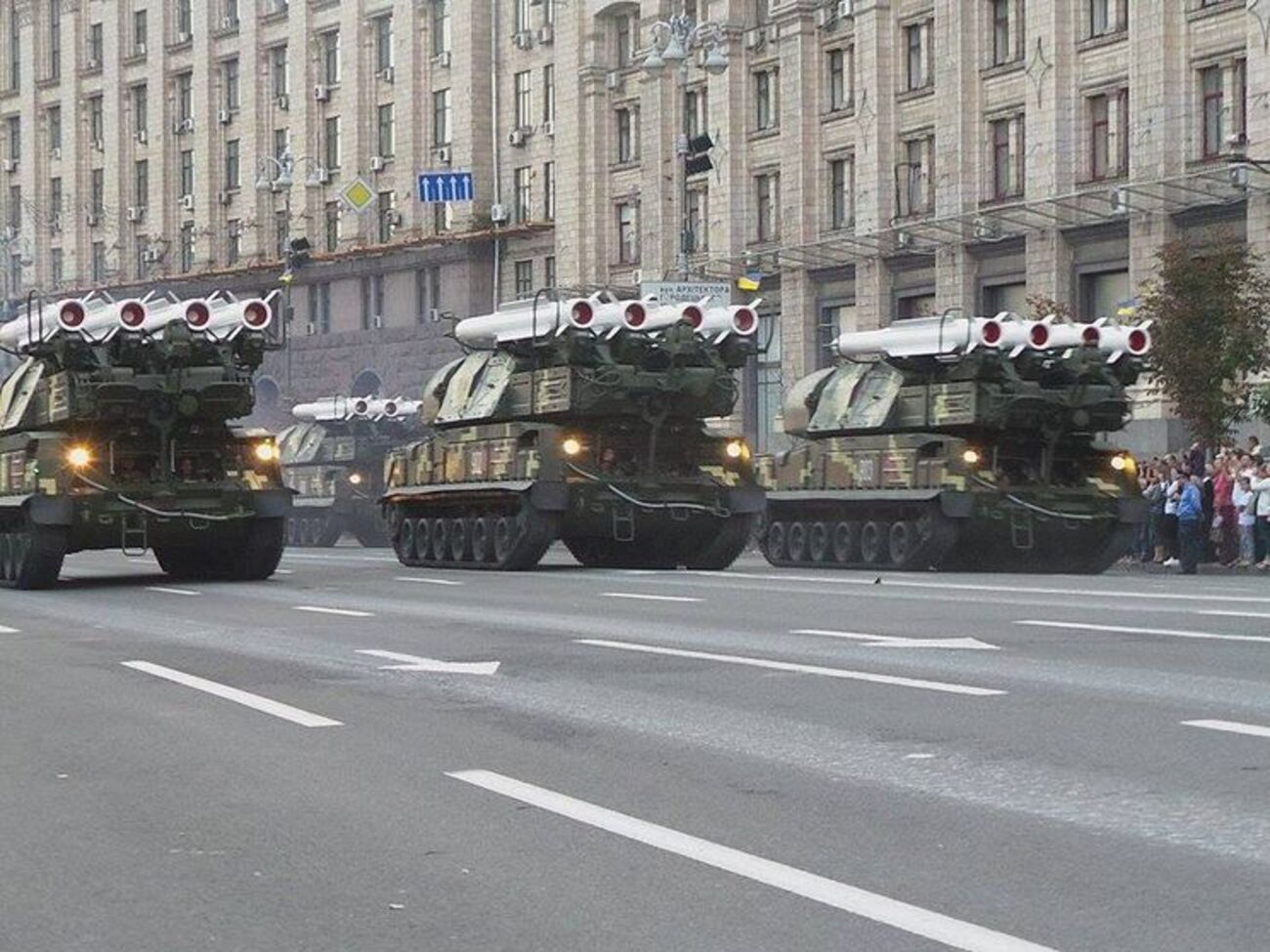 В Минобороны уверяют, что принимающая участие в параде военная техника не может повредить асфальтовое покрытие дорог
