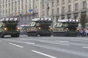 В Минобороны уверяют, что принимающая участие в параде военная техника не может повредить асфальтовое покрытие дорог