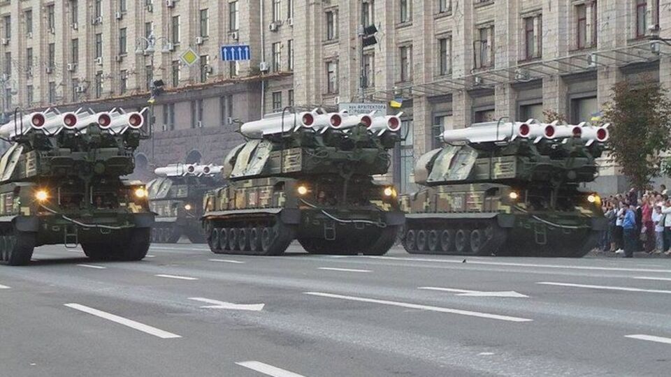 В Минобороны уверяют, что принимающая участие в параде военная техника не может повредить асфальтовое покрытие дорог