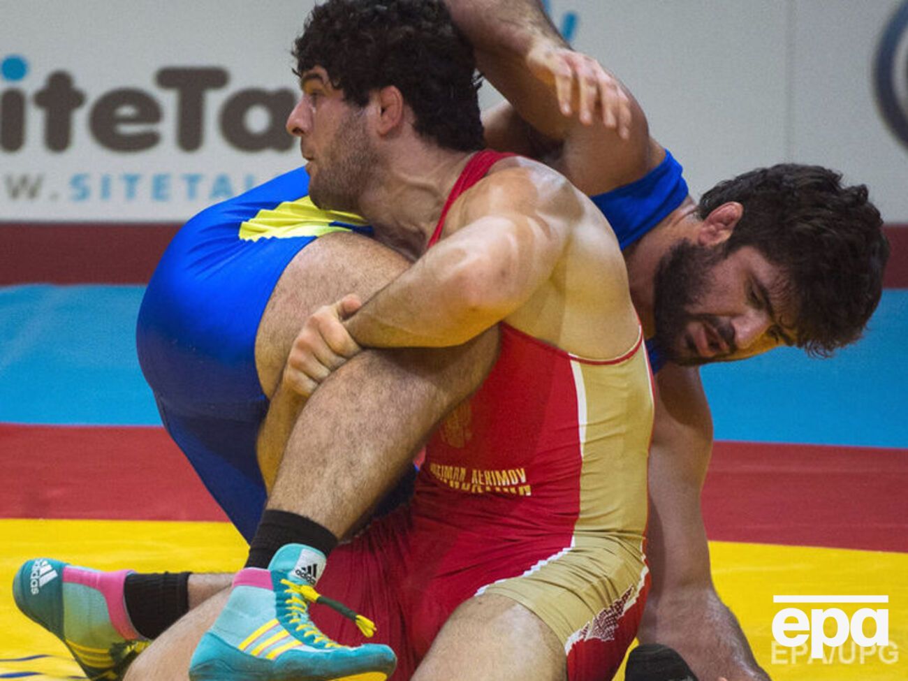 Засеев (в синем трико) вышел в 1/8 финала Олимпиады 2016