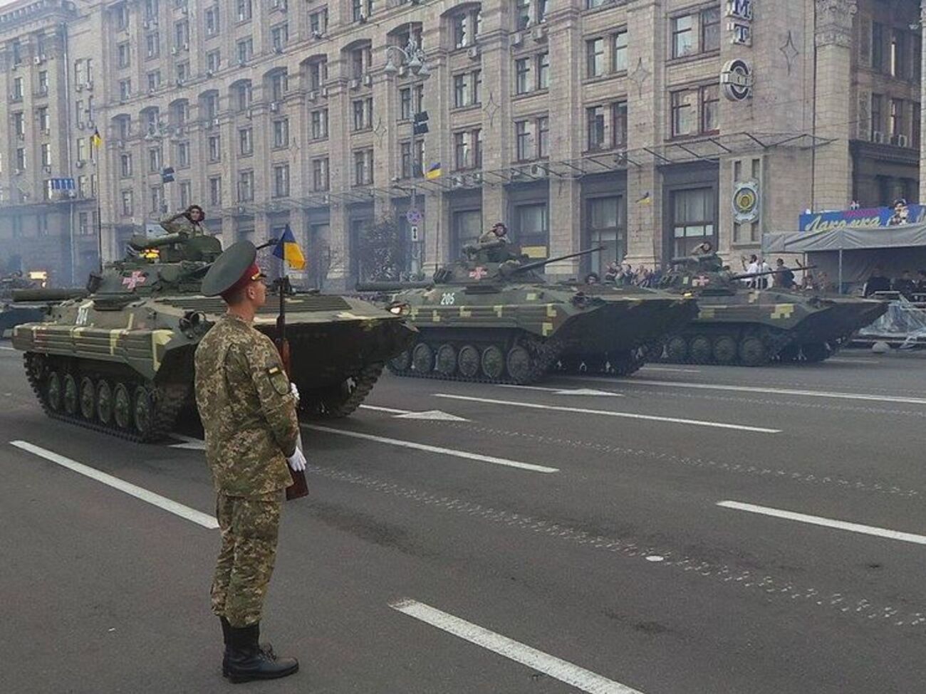 Бирюков: Водители техники на параде получают опыт управления техникой. В том числе и в условиях городской застройки