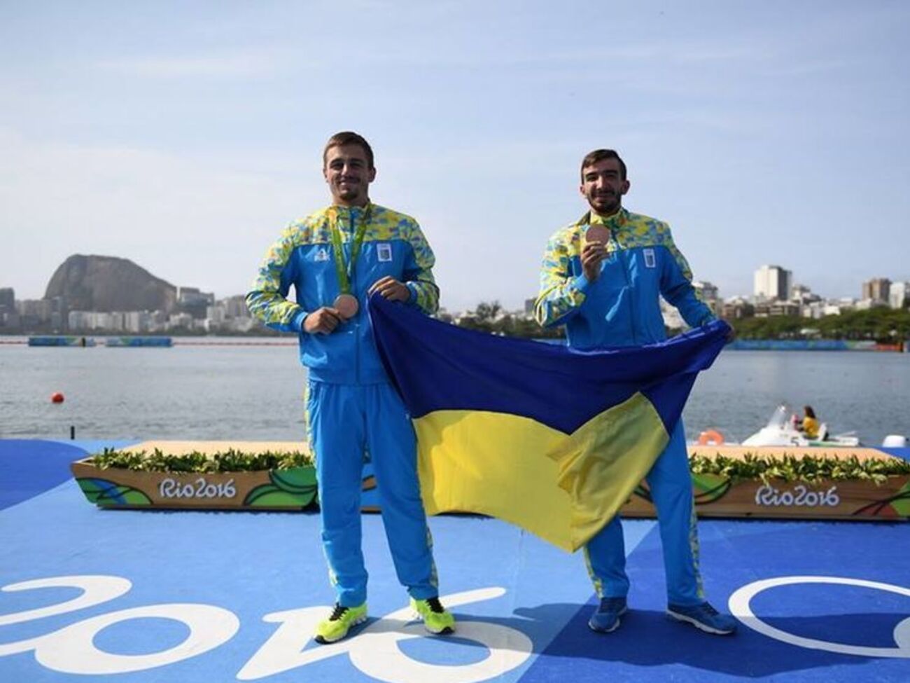 Бронзовые медалисты Игр Мищук (слева) и Янчук