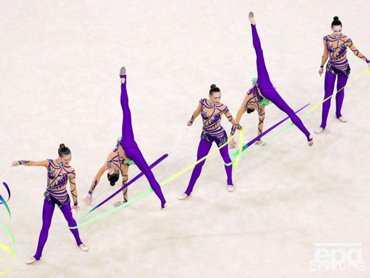 Команда Украины во время исполнения упражнения с лентами и обручами