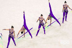 Команда Украины во время исполнения упражнения с лентами и обручами