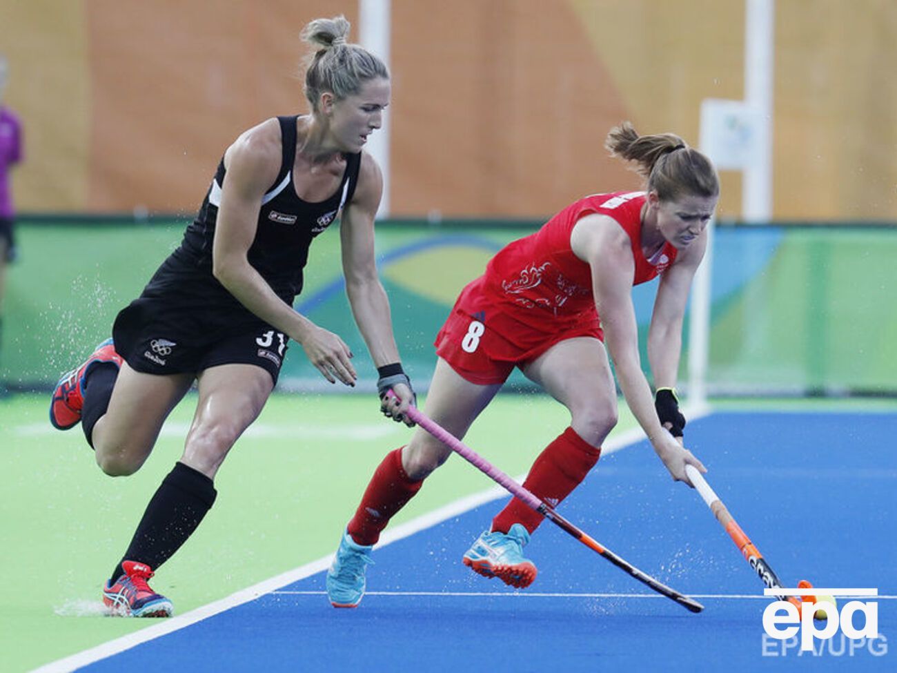 Хелен Ричардсон-Уолш (в красной форме) во время полуфинального матча Олимпиады против Новой Зеландии