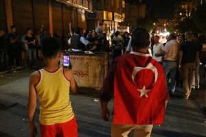 Граждане Турции вышли с протестами к месту взрыва в Газиантепе