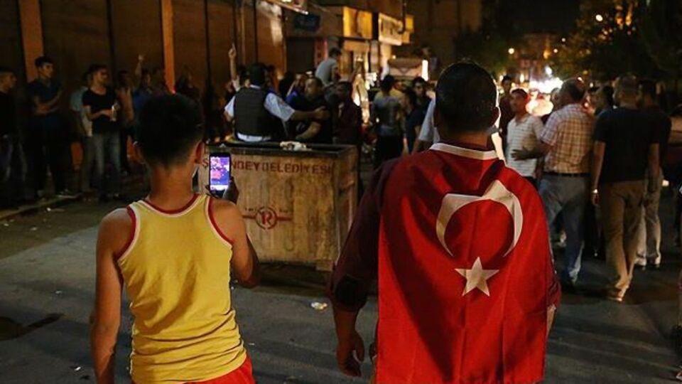 Граждане Турции вышли с протестами к месту взрыва в Газиантепе