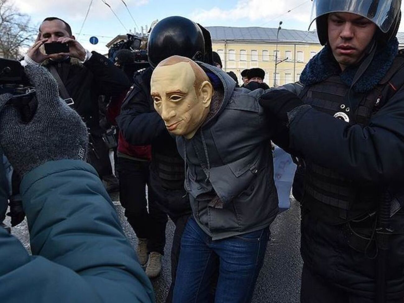 Роман Рословцев известен своими одиночными акциями в маске Путина