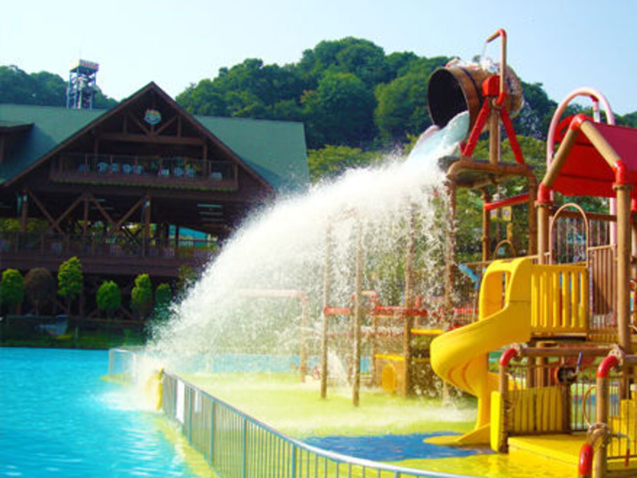 Неизвестный травмировал девушек в бассейне