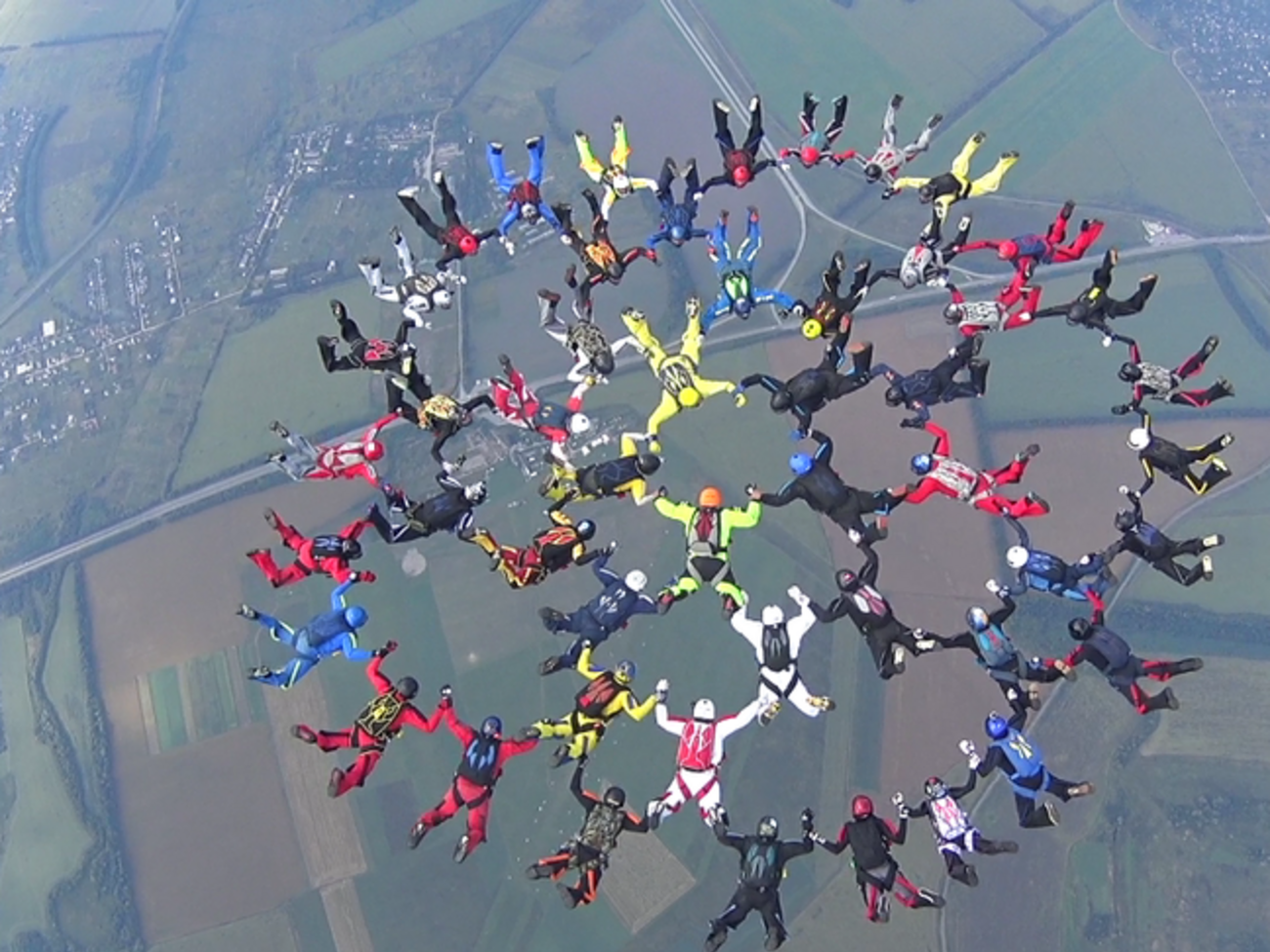 На высоте 5200 метров парашютистам удалось собрать фигуру и перестроиться в другой узор