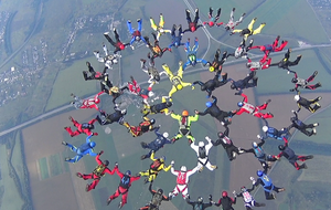 На высоте 5200 метров парашютистам удалось собрать фигуру и перестроиться в другой узор