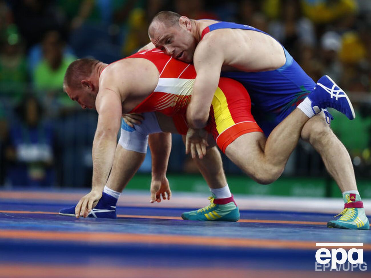 Андрейцев (в красном трико) не сумел пробиться в призеры