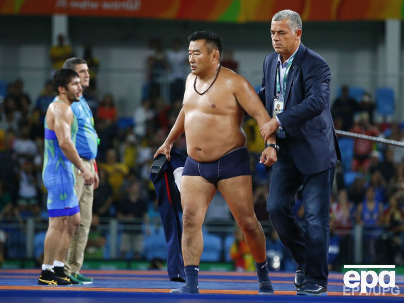 Расстроенного тренера из Монголии уводят с ковра